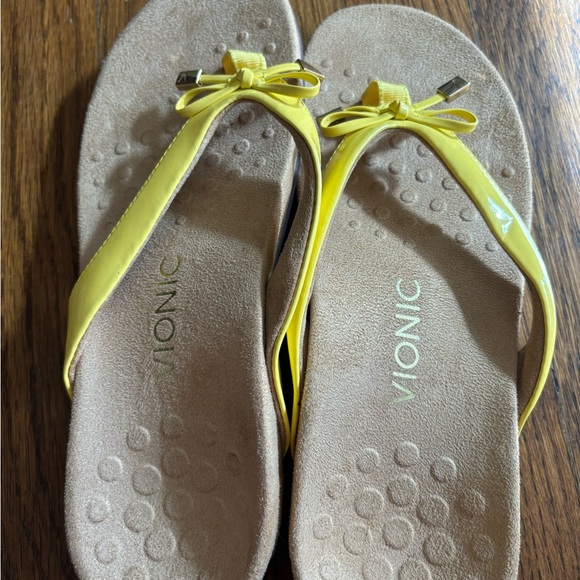Like new Vionic Bella II yellow sandal flip flop size 7 - Picture 3 of 6